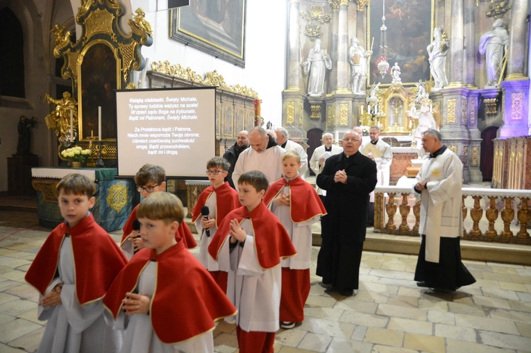 Powitanie i poświęcenie figury św. Michała Archanioła w Jemielnicy