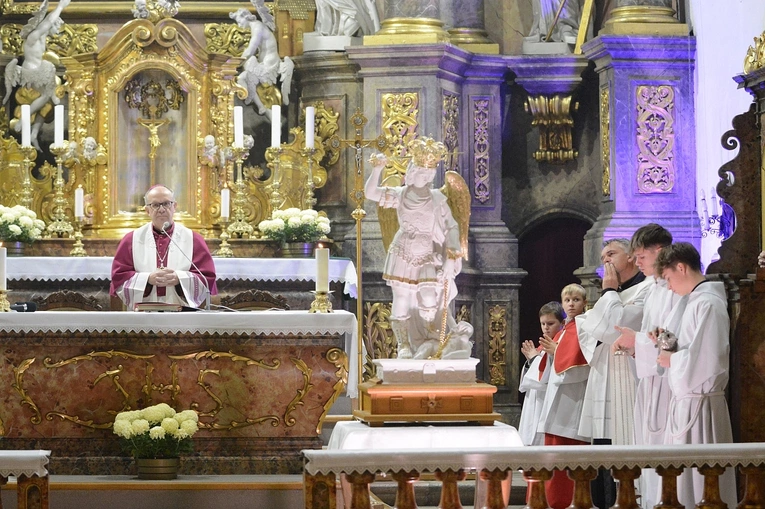 Powitanie i poświęcenie figury św. Michała Archanioła w Jemielnicy
