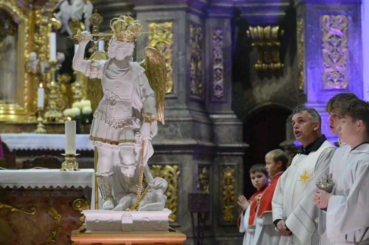 Powitanie i poświęcenie figury św. Michała Archanioła w Jemielnicy