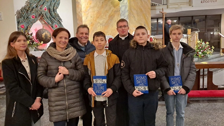 Lektorzy z Leśnej: Tomek Brasse, Mikołaj Motyka i Mateusz Zuziak z ks. Pawłem Tomala, rodzicami Tomka i jego siostrą Amelią.