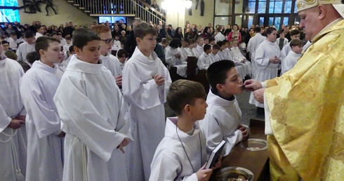 Biskup Piotr Greger wraz z innymi kapłanami wręczał krzyże lektorskie i księgi Pisma Świętego.