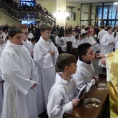 Biskup Piotr Greger wraz z innymi kapłanami wręczał krzyże lektorskie i księgi Pisma Świętego.