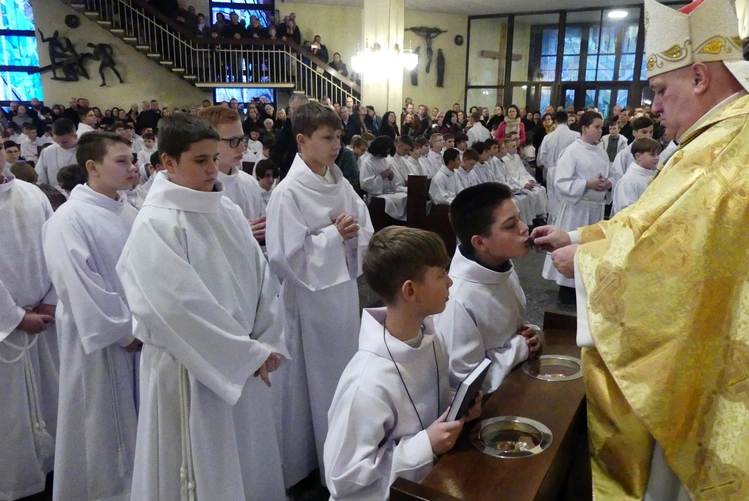 Biskup Piotr Greger wraz z innymi kapłanami wręczał krzyże lektorskie i księgi Pisma Świętego.