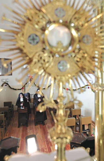 Nieustająca adoracja w klasztorach – tu Adwent nigdy się nie kończy