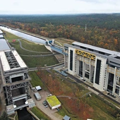 Barki w górę. Podnośnia statków Niederfinow – cud techniki z bliska