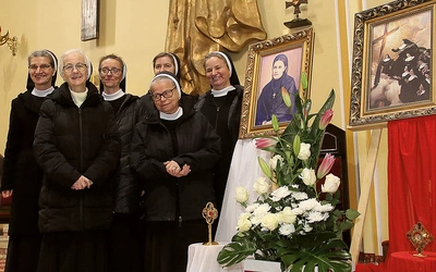 Siostry przy relikwiach swoich współsióstr i założycielki.