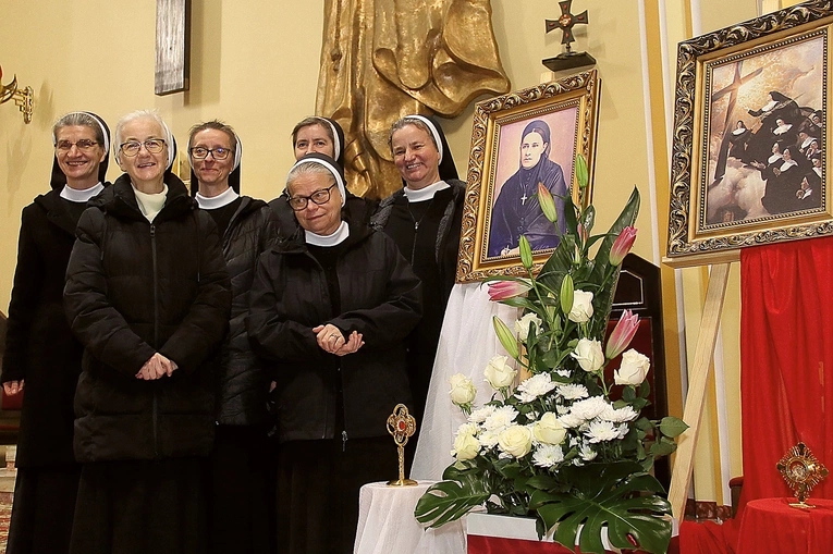 Siostry przy relikwiach swoich współsióstr i założycielki.