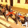 Uczestnicy spotkania nieśli do bolesławieckiej bazyliki kopię krzyża ŚDM.