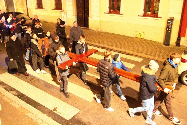 Uczestnicy spotkania nieśli do bolesławieckiej bazyliki kopię krzyża ŚDM.
