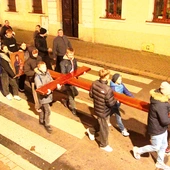 Uczestnicy spotkania nieśli do bolesławieckiej bazyliki kopię krzyża ŚDM.