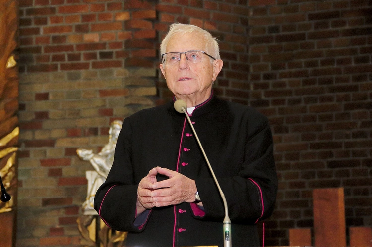 Ks. Sudowski opowiada o życiu położnej z Auschwitz.