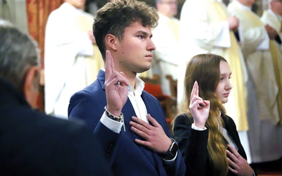 Szeregi Katolickiego Stowarzyszenia Młodzieży zasiliły, składając przyrzecznie, cztery osoby.