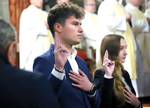 Szeregi Katolickiego Stowarzyszenia Młodzieży zasiliły, składając przyrzecznie, cztery osoby.