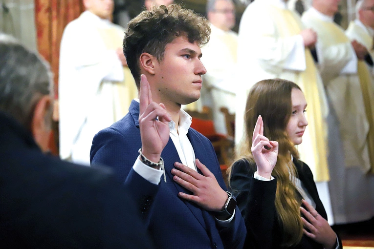 Szeregi Katolickiego Stowarzyszenia Młodzieży zasiliły, składając przyrzecznie, cztery osoby.