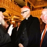 Kraków 2009 r., synagoga Tempel. Tadeusz Jakubowicz (z prawej) z kard. Franciszkiem Macharskim, którego po latach nazwał „wspaniałą osobą”.