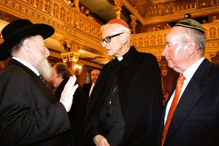 Kraków 2009 r., synagoga Tempel. Tadeusz Jakubowicz (z prawej) z kard. Franciszkiem Macharskim, którego po latach nazwał „wspaniałą osobą”.