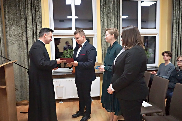 Wręczenie dyplomów absolwentom studium. 