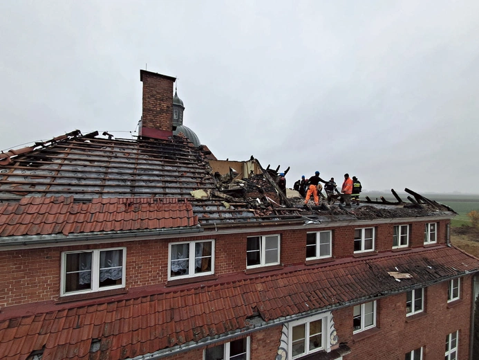 Dach klasztoru został doszczętnie strawiony przez żywioł.