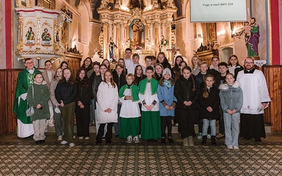 Młodzi z nowych róż ze swoimi duszpasterzami.