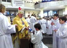 Przyjęli krzyż lektorski i księgę Nowego Testamentu.