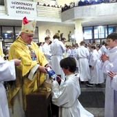 Przyjęli krzyż lektorski i księgę Nowego Testamentu.