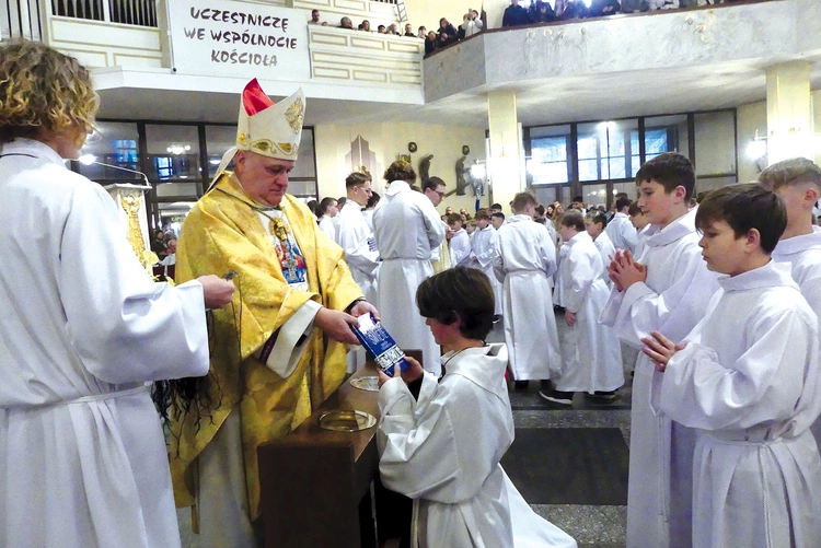 Przyjęli krzyż lektorski i księgę Nowego Testamentu.