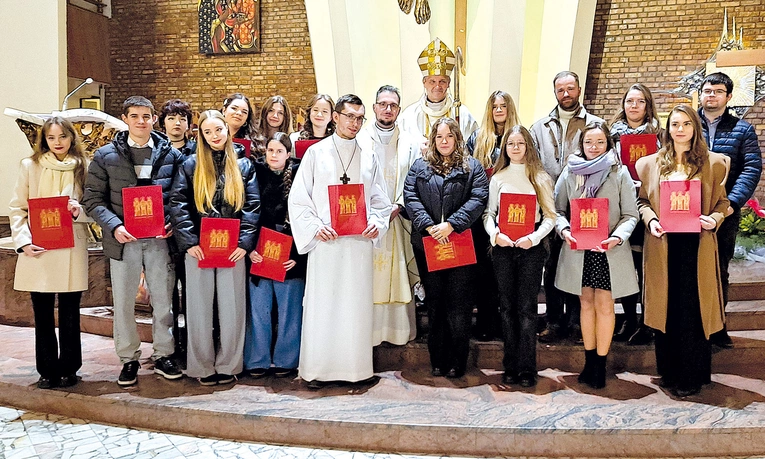 Nowi animatorzy wspólnot parafialnych z bp. Romanem Pindlem i ks. Kamilem Kuchejdą.