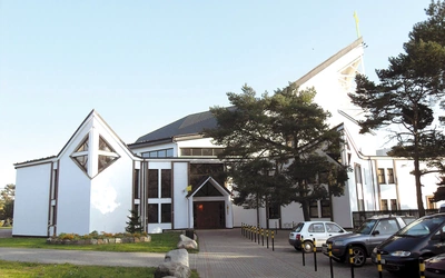 Bryła kościoła wyróżnia się w architekturze osiedla.