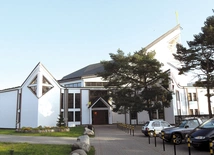 Bryła kościoła wyróżnia się w architekturze osiedla.