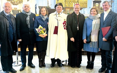 Od lewej: senator Antoni Szymański, Grażyna i Ireneusz Meyerowie, Mirosław Słowikowski, abp Tadeusz Wojda oraz Aleksandra i Jacek Konczalowie.