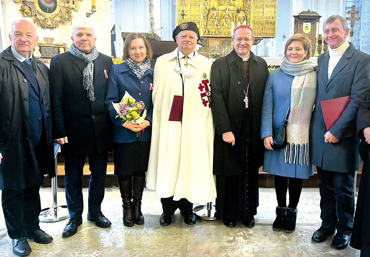 Od lewej: senator Antoni Szymański, Grażyna i Ireneusz Meyerowie, Mirosław Słowikowski, abp Tadeusz Wojda oraz Aleksandra i Jacek Konczalowie.