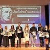 Szczęśliwi laureaci konkursu zorganizowanego przez Muzeum Romantyzmu w Opinogórze.