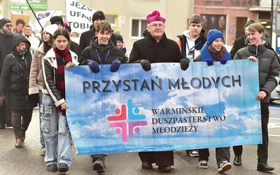 Na czele przemarszu uczestnicy wraz z pasterzem nieśli baner.
