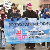 Na czele przemarszu uczestnicy wraz z pasterzem nieśli baner.