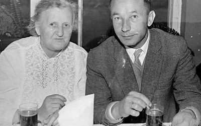 Na wystawie można zobaczyć również fotografie poetki. Na tej uwieczniono jej spotkanie z prof. Marianem Gotowcem.