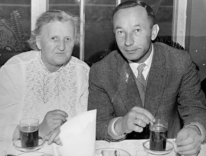 Na wystawie można zobaczyć również fotografie poetki. Na tej uwieczniono jej spotkanie z prof. Marianem Gotowcem.