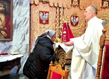 	Pątniczki mogły ucałować najstarszą w Polsce figurkę Maryi.