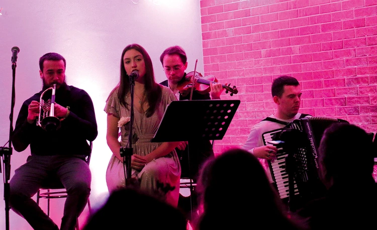 Pieśni śpiewała Zuzanna Okulska-Bożek.