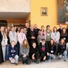 Uczestnicy z bp. Markiem Solarczykiem i opiekunami.