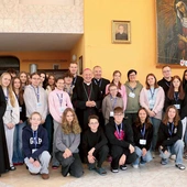 Uczestnicy z bp. Markiem Solarczykiem i opiekunami.