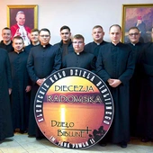 Wspólnota z opiekunem ks. Kucharskim.