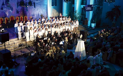 Wierni w wielkim skupieniu adorowali Najświętszy Sakrament.