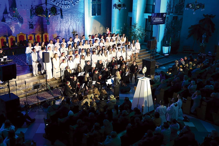 Wierni w wielkim skupieniu adorowali Najświętszy Sakrament.