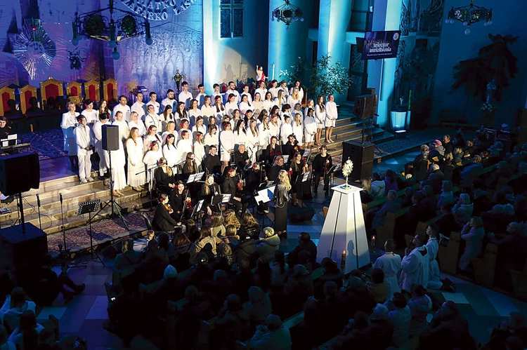 Wierni w wielkim skupieniu adorowali Najświętszy Sakrament.