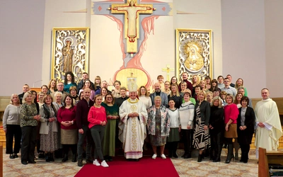 Uczestnicy spotkania z bp. Markiem Solarczykiem i ks. Krzysztofem Bochniakiem.