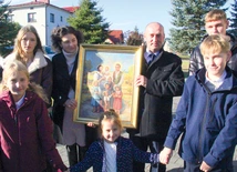	Obraz wniosła do kościoła rodzina Pasionków.