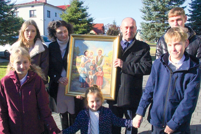 	Obraz wniosła do kościoła rodzina Pasionków.