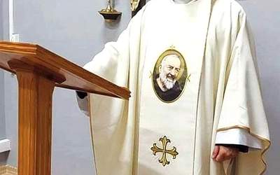 	Kapłan od sierpnia jest administratorem parafii pw. św. Jadwigi Śląskiej w Koźli. Na zdjęciu: w kaplicy zielonogórskiego Aresztu Śledczego.