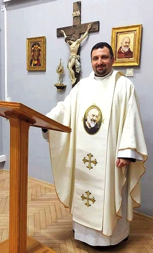 	Kapłan od sierpnia jest administratorem parafii pw. św. Jadwigi Śląskiej w Koźli. Na zdjęciu: w kaplicy zielonogórskiego Aresztu Śledczego.