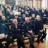 	Kapłani archidiecezji wrocławskiej wysłuchali kilku wystąpień.